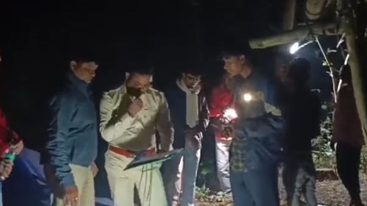 হঠাৎ কবর খুঁড়ে শিশুর দেহ বের করা হল কেন?