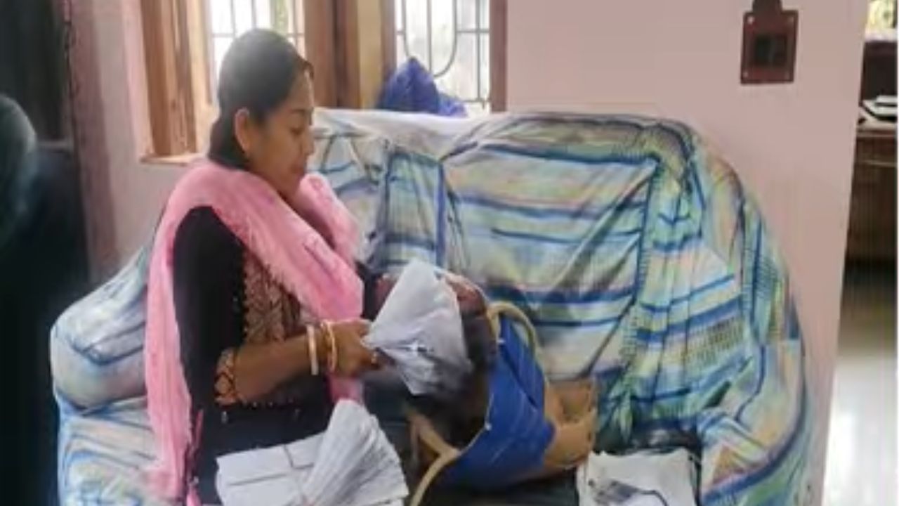 BLO: ৯৯.৯ শতাংশ কাজ শেষ করে এবার 'টিপস' দিলেন বিএলও পূজা BLO: ৯৯.৯ শতাংশ কাজ শেষ করে এবার 'টিপস' দিলেন বিএলও পূজা