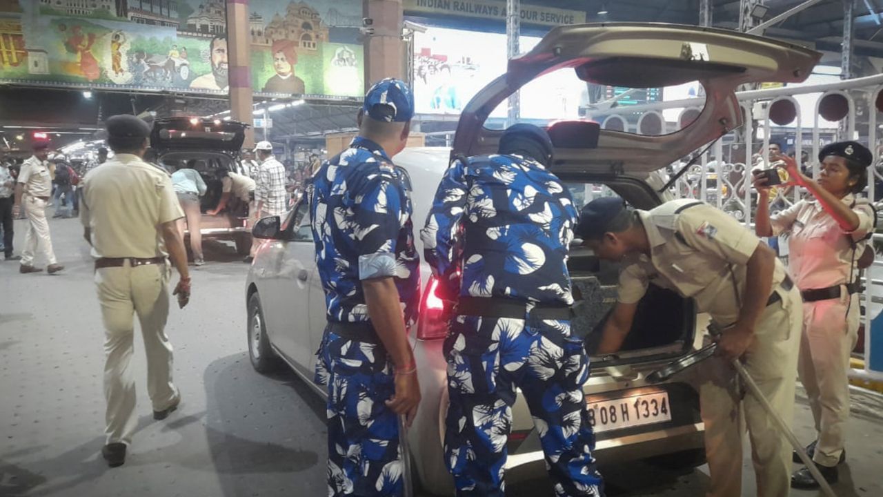 Red Fort Blast: এমন আরও অনেক গাড়ি আছে...! ৩০০ কেজি বিস্ফোরক কি তাতেই রাখা? Red Fort Blast: এমন আরও অনেক গাড়ি আছে...! ৩০০ কেজি বিস্ফোরক কি তাতেই রাখা?