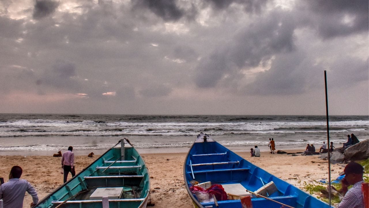 West Bengal Weather: রবিবার সকালেই সাইক্লোনের 'ল্যান্ডফল', বদলে যাবে বাংলার আবহাওয়া West Bengal Weather: রবিবার সকালেই সাইক্লোনের 'ল্যান্ডফল', বদলে যাবে বাংলার আবহাওয়া