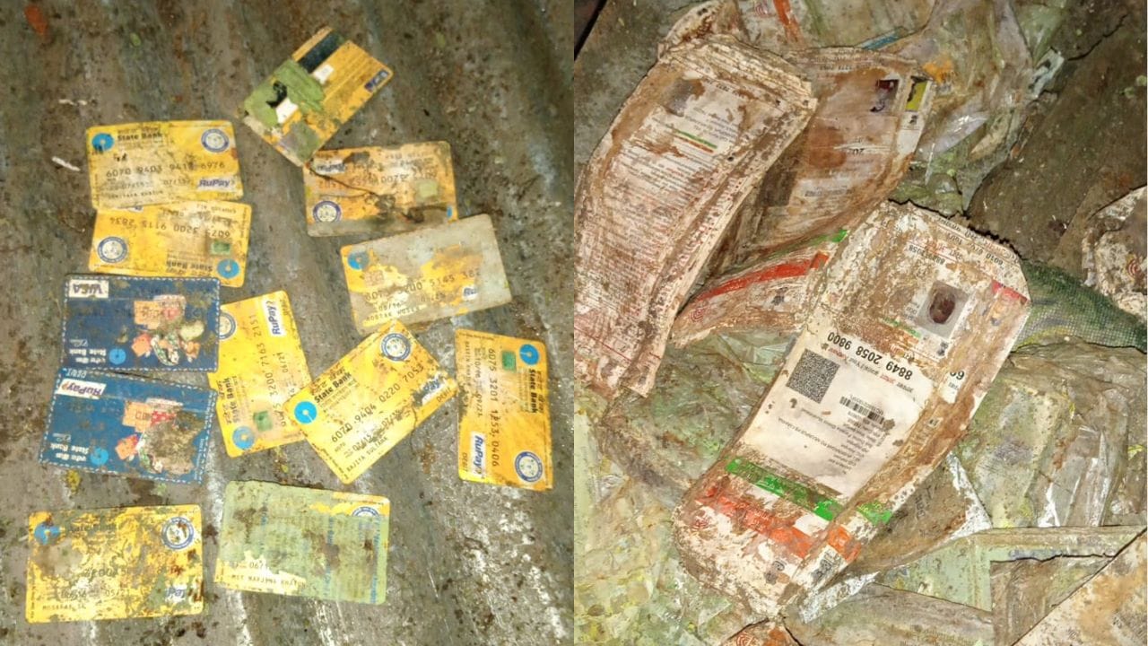 Murshidabad: বাড়ির পাশে গোপনে মাটি চাপা দেওয়া হচ্ছিল গুচ্ছ গুচ্ছ আধার কার্ড, এটিএম!