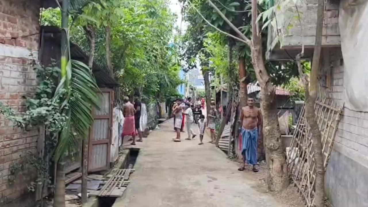 Bangladeshi Colony: SIR আসতেই 'হঠাৎ পল্লী'তে হইচই! মেদিনীপুরের গজিয়ে ওঠা কলোনির ভবিষ্যৎ এবার কী Bangladeshi Colony: SIR আসতেই 'হঠাৎ পল্লী'তে হইচই! মেদিনীপুরের গজিয়ে ওঠা কলোনির ভবিষ্যৎ এবার কী