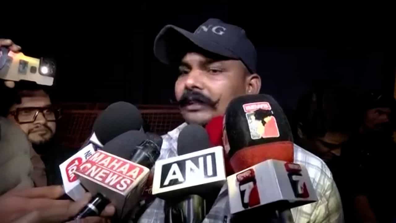Delhi Blast: 'রাস্তা থেকে দুটো আধখানা দেহ তুললাম... গাড়িটায় ছিল ওরা ৪ জন', নিজে চোখে দেখেছেন সবটা