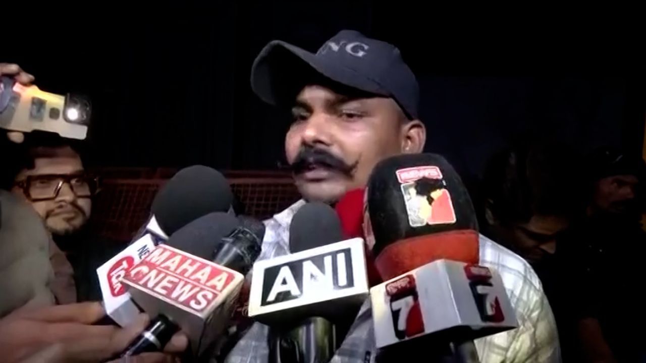 Delhi Blast: 'রাস্তা থেকে দুটো আধখানা দেহ তুললাম... গাড়িটায় ছিল ওরা ৪ জন', নিজে চোখে দেখেছেন সবটা