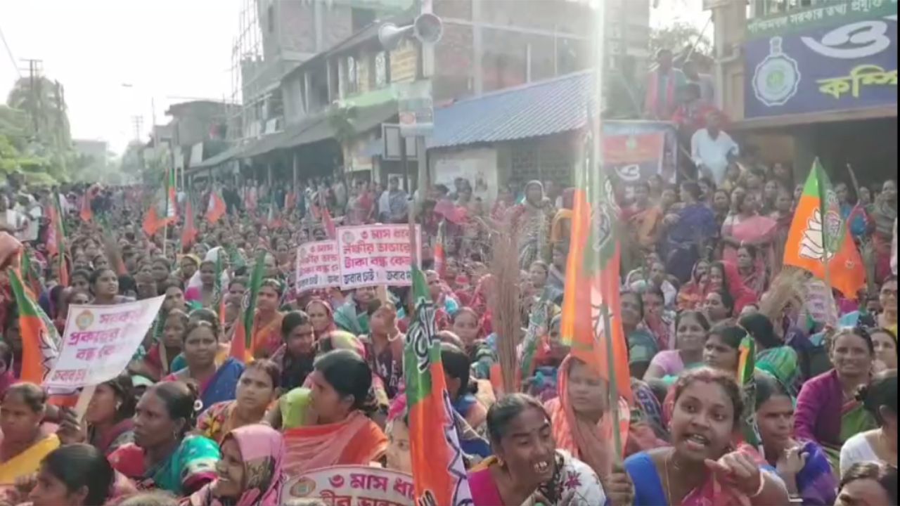 Laxmir Bhandar: হাতে ঝাঁটা ও বিজেপির পতাকা, লক্ষ্মীর ভান্ডারের জন্য হাজার-হাজার মহিলা নামলেন পথে