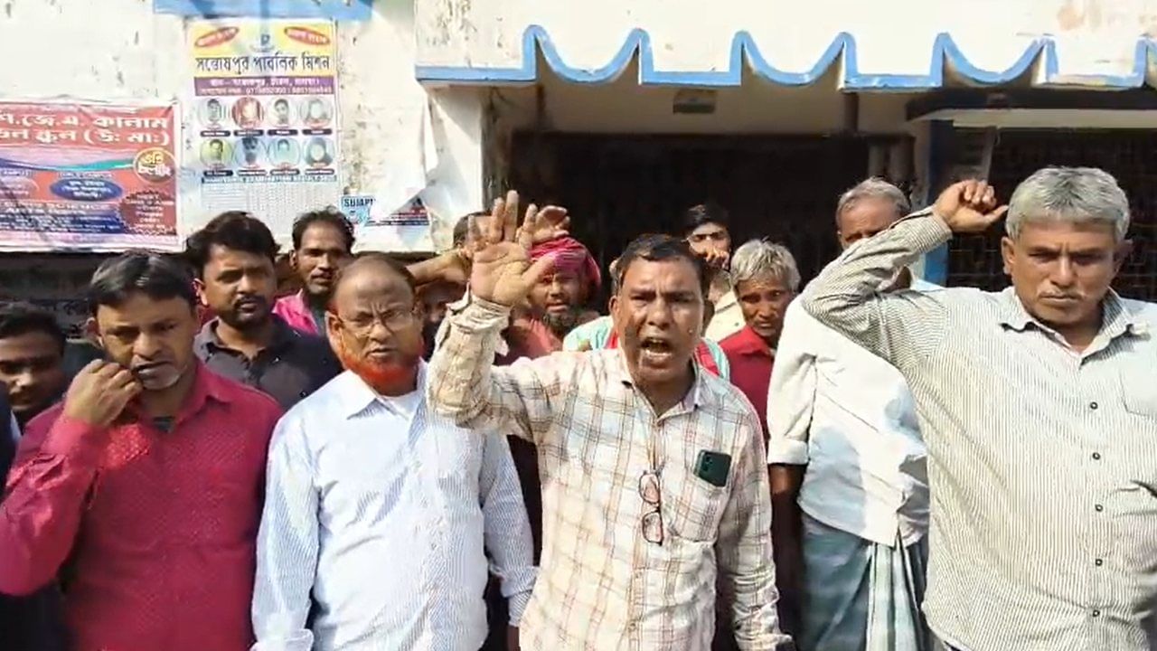 SIR in Bengal: বাড়ি বাড়ি যাওয়া তো দূর, নিজের বাড়ি থেকেই ফর্ম বিলির অভিযোগ! BLO-র বিরুদ্ধে বিক্ষোভ পঞ্চায়েতে SIR in Bengal: বাড়ি বাড়ি যাওয়া তো দূর, নিজের বাড়ি থেকেই ফর্ম বিলির অভিযোগ! BLO-র বিরুদ্ধে বিক্ষোভ পঞ্চায়েতে