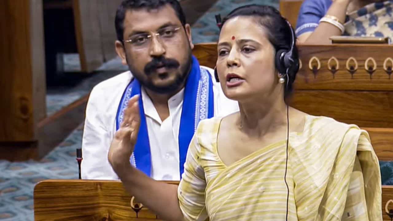 Mahua Moitra Cash For Query: শুনানি শেষ, রায় স্থগিত! মহুয়ার 'ঘুষের বিনিময়ে প্রশ্নের' মামলায় কাটল না অস্বস্তি Mahua Moitra Cash For Query: শুনানি শেষ, রায় স্থগিত! মহুয়ার 'ঘুষের বিনিময়ে প্রশ্নের' মামলায় কাটল না অস্বস্তি