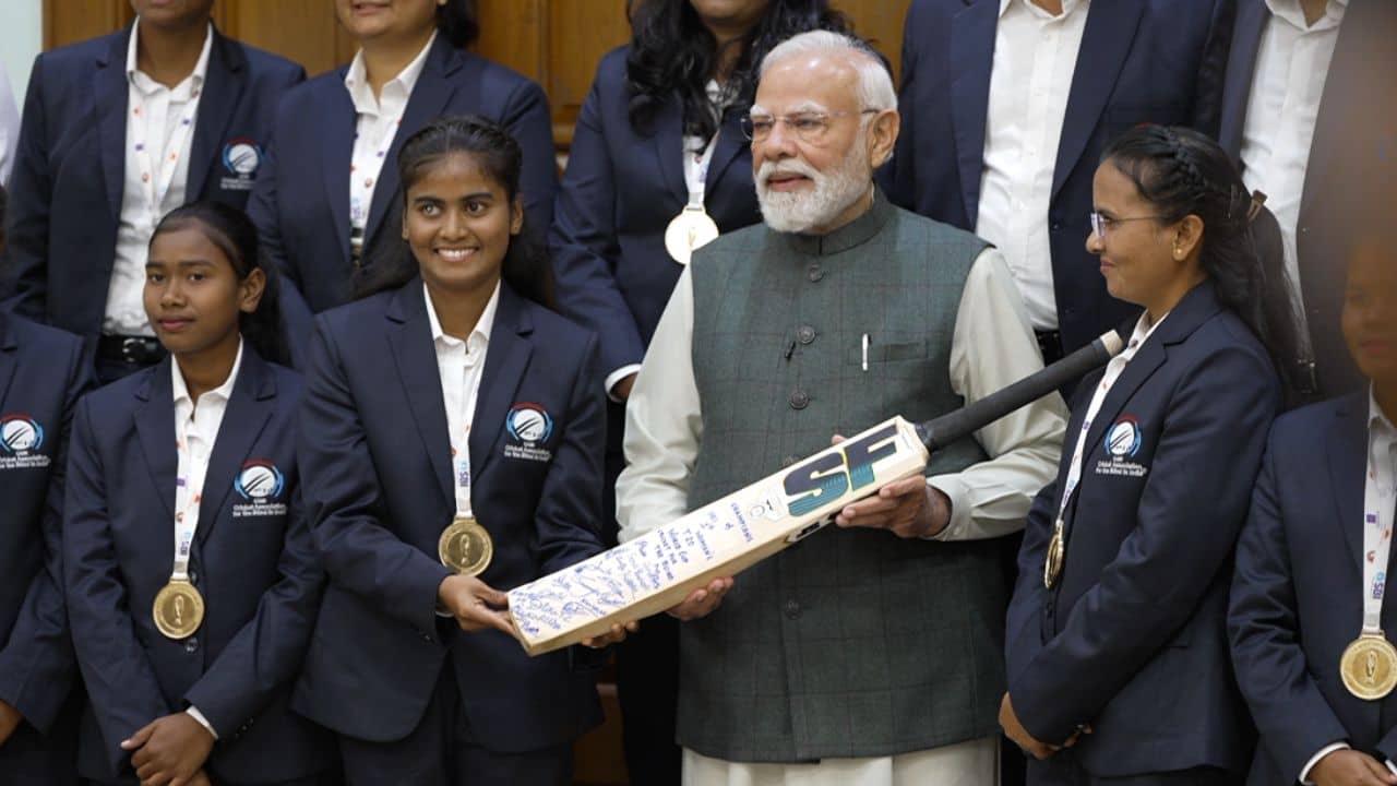 PM Modi: দৃষ্টিহীন মেয়েদের বিশ্বকাপ জয়, হাতে ব্যাট তুললেন মোদীও