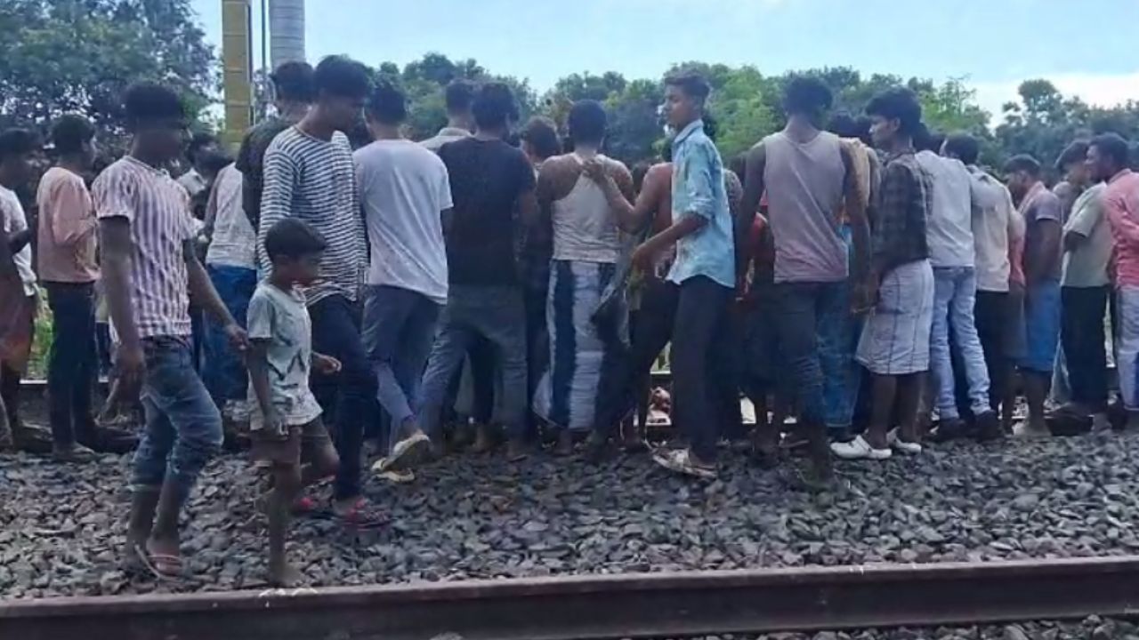 Murshidabad: দু'দিক থেকে এসে গিয়েছিল ২টো ট্রেন, কিছু বুঝে ওঠার আগেই কাটা পড়ল ৩ নাবালক Murshidabad: দু'দিক থেকে এসে গিয়েছিল ২টো ট্রেন, কিছু বুঝে ওঠার আগেই কাটা পড়ল ৩ নাবালক