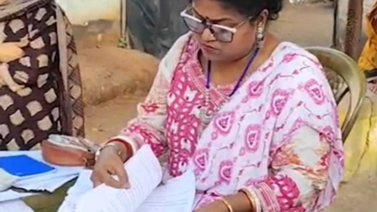 SIR-BLO: বাড়ি বাড়ি যাওয়া নয়... বাস স্ট্যান্ডেই বসে পড়লেন বিএলও