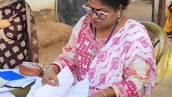 SIR-BLO: বাড়ি বাড়ি যাওয়া নয়... বাস স্ট্যান্ডেই বসে পড়লেন বিএলও SIR-BLO: বাড়ি বাড়ি যাওয়া নয়... বাস স্ট্যান্ডেই বসে পড়লেন বিএলও