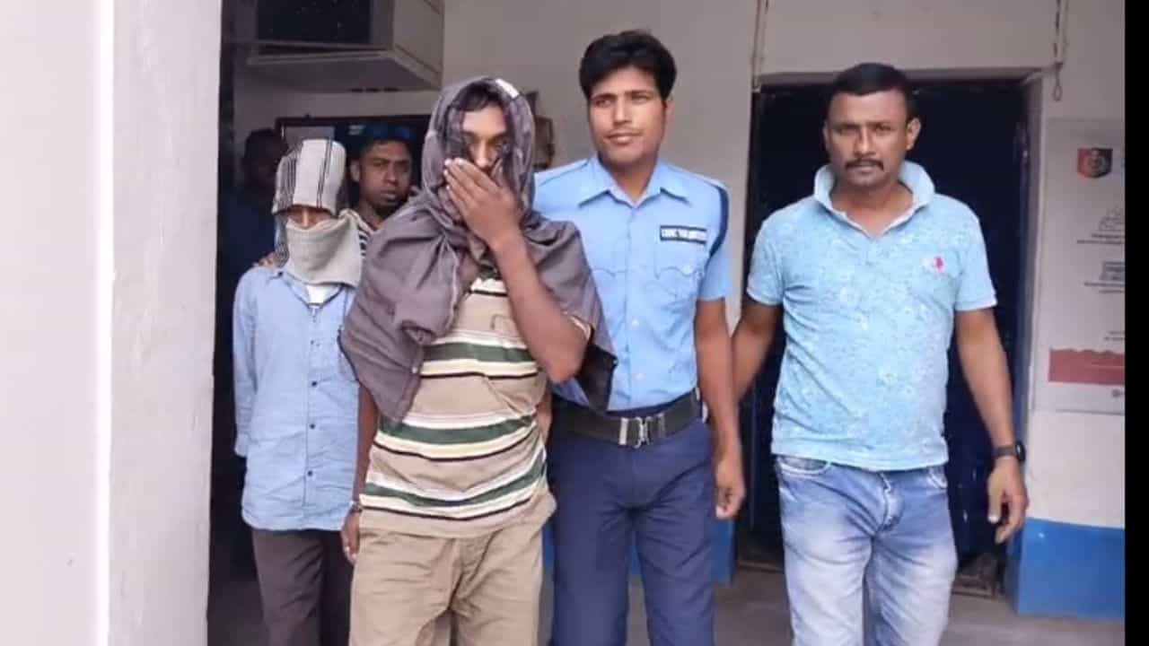 Nadia: পিছন থেকে এসে ধারাল অস্ত্রের কোপ, দাদাকে মারল ভাই Nadia: পিছন থেকে এসে ধারাল অস্ত্রের কোপ, দাদাকে মারল ভাই