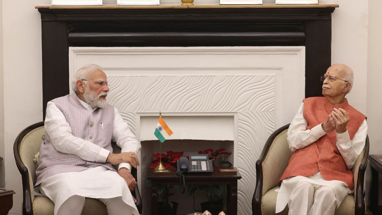 PM Modi Meets Advani: ‘রাজনীতির লৌহমানব’, আডবাণীর ৯৮ তম জন্মদিনে শুভেচ্ছা জানালেন মোদী