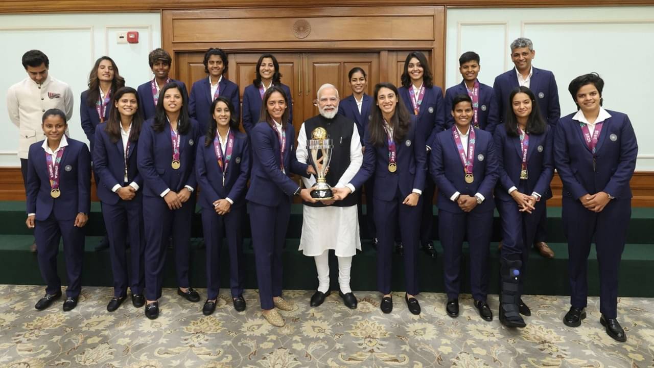 PM Modi: বিশ্বকাপ নিয়ে মোদীর বাসভবনে হরমনপ্রীতরা, ফিট থাকার প্রয়োজনীয়তাও উঠে এল আলোচনায়