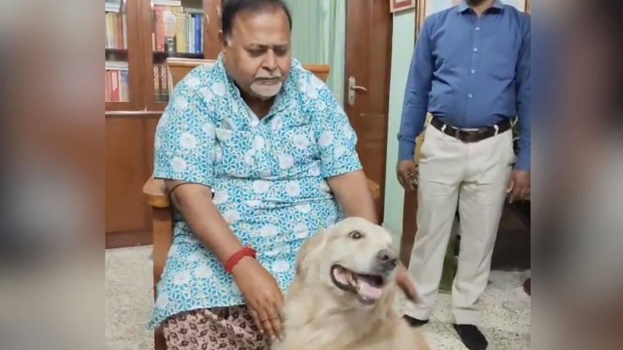 Partha Chatterjee: ৩ বছর পর ফিরে বাড়ির সদস্যকে আদরে ভরিয়ে দিলেন পার্থ, মনিবকে কাছছাড়া করল না চকোও