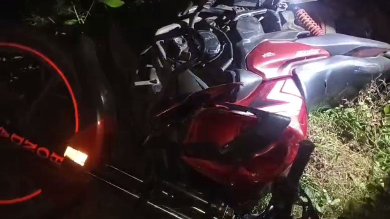 Uluberia accident: রাস্তার দু’ধারে পড়ে রয়েছে দেহ, ভেসে যাচ্ছে রক্ত, শিউরে ওঠার মতো ঘটনা