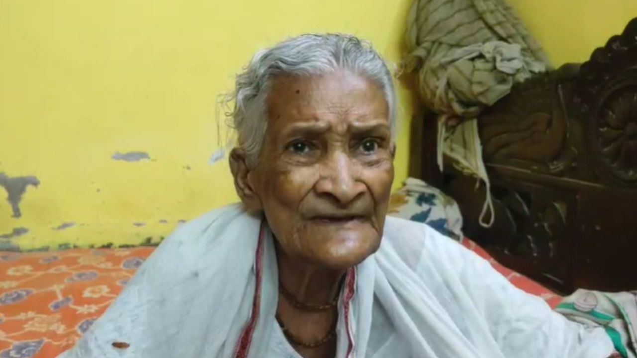 SIR in Bengal: ১০৩ বছরের প্রিয়বালা নিলেন SIR ফর্ম! বিএলও বললেন, ‘দীর্ঘায়ু হোক’