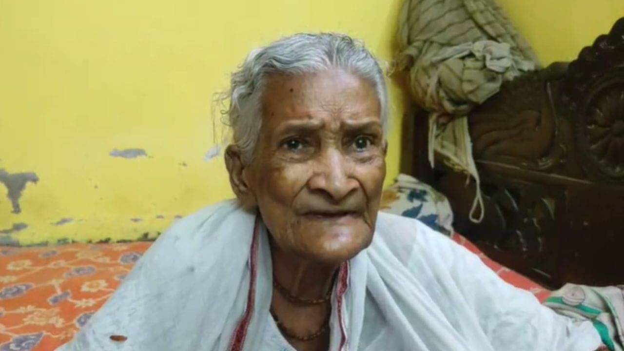 SIR in Bengal: ১০৩ বছরের প্রিয়বালা নিলেন SIR ফর্ম! বিএলও বললেন, দীর্ঘায়ু হোক