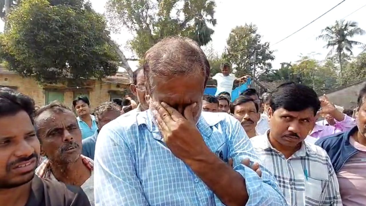 SIR in Bengal: 'আমাদের নাম নেই...', চোখে জল, মাথায় চিন্তা! ঘুম নেই দেড় হাজার ভোটারের SIR in Bengal: 'আমাদের নাম নেই...', চোখে জল, মাথায় চিন্তা! ঘুম নেই দেড় হাজার ভোটারের