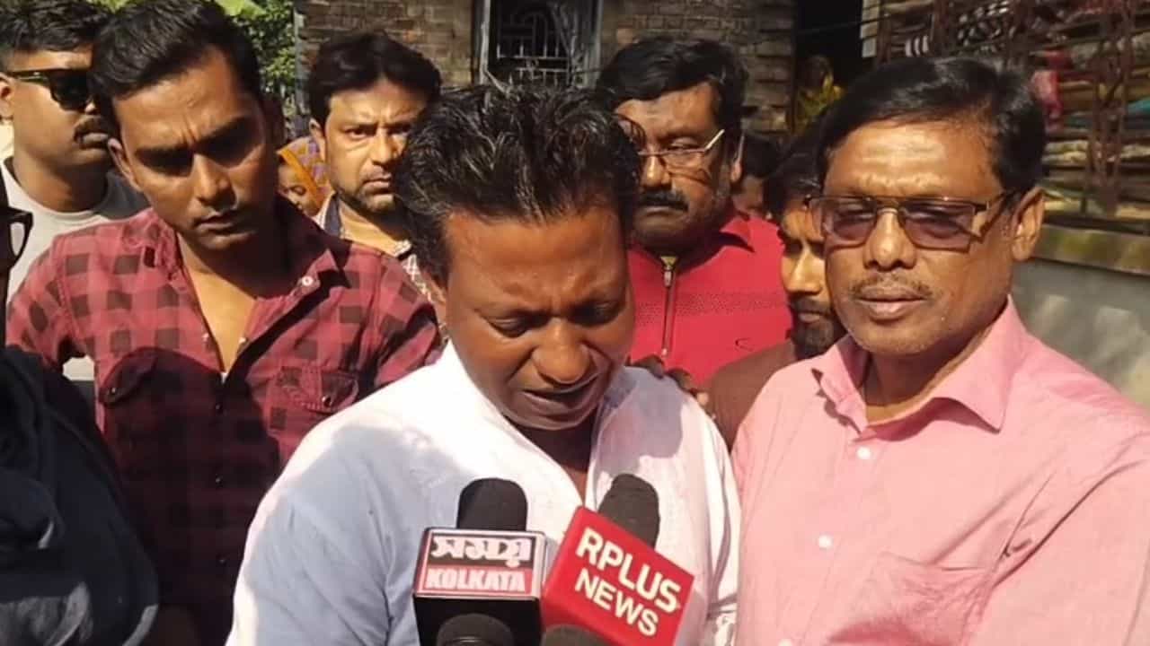 SIR Tension in Bengal: 'ভুল হলেই বাংলাদেশ পাঠিয়ে দেবে...', রাজ্যে আবার মৃত্যু! 'দায়ী' সেই SIR SIR Tension in Bengal: 'ভুল হলেই বাংলাদেশ পাঠিয়ে দেবে...', রাজ্যে আবার মৃত্যু! 'দায়ী' সেই SIR