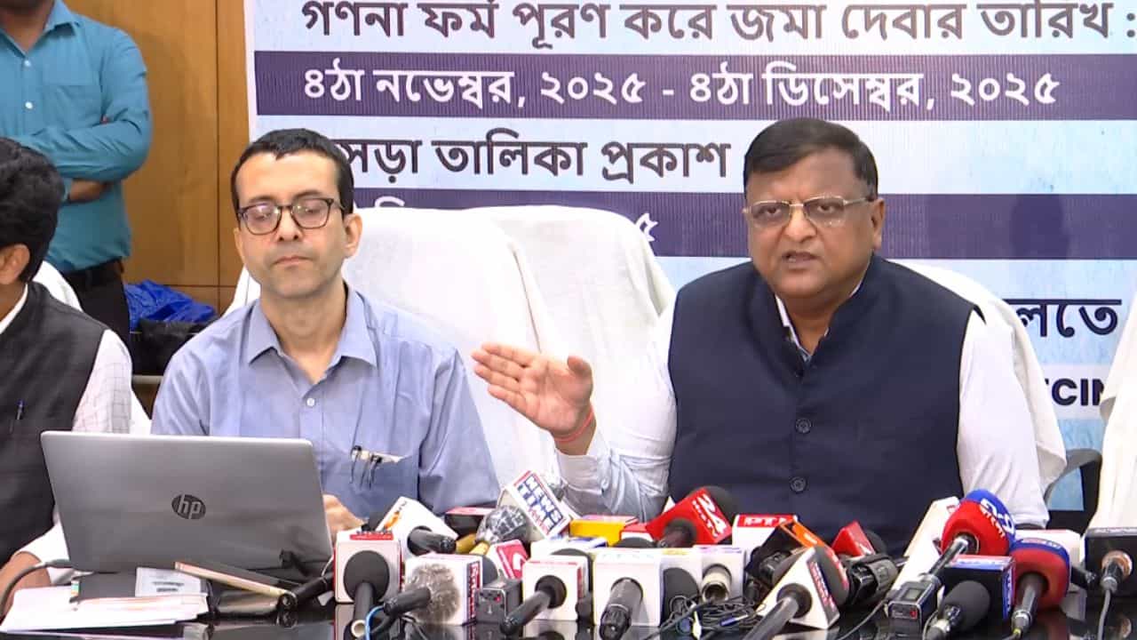 SIR in Bengal: ফেরত আসেনি ১০ লক্ষ ফর্ম! SIR-র কাজে নজর কাড়ল কোন জেলা? SIR in Bengal: ফেরত আসেনি ১০ লক্ষ ফর্ম! SIR-র কাজে নজর কাড়ল কোন জেলা?