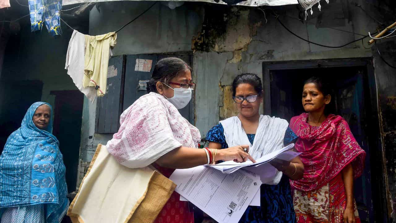 SIR in Bengal: SIR-র কাজে 'এগিয়ে বাংলা', বিলি হল ২ কোটির অধিক ফর্ম