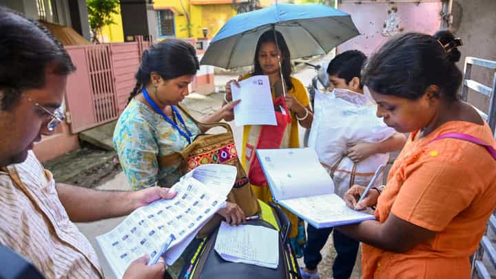 SIR: যেখান সেখান থেকে বিলি করা যাবে না এনুমারেশন ফর্ম, স্পষ্ট জানাল কমিশন SIR: যেখান সেখান থেকে বিলি করা যাবে না এনুমারেশন ফর্ম, স্পষ্ট জানাল কমিশন
