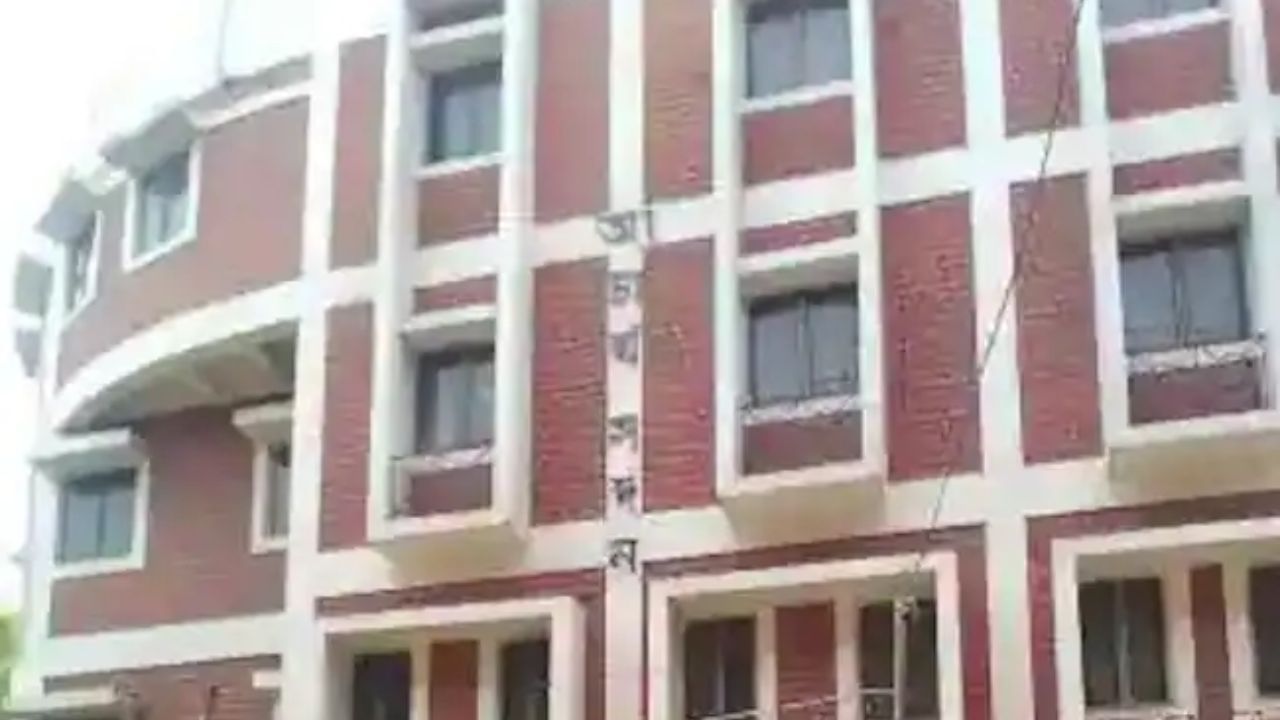 SSC: নেই নাম, ক্ষোভে ফুঁসছেন যোগ্য চাকরিহারা শিক্ষকেরা SSC: নেই নাম, ক্ষোভে ফুঁসছেন যোগ্য চাকরিহারা শিক্ষকেরা