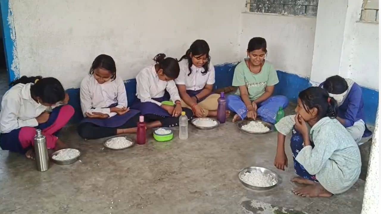 একসঙ্গে সব সরকারি স্কুল কেন বন্ধ করা হল এই জেলায়