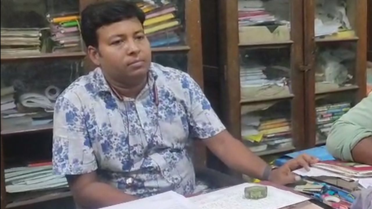 SIR: একটাই এপিক নম্বর, অথচ একই নামের দুই ভোটারের হদিশ! SIR: একটাই এপিক নম্বর, অথচ একই নামের দুই ভোটারের হদিশ!