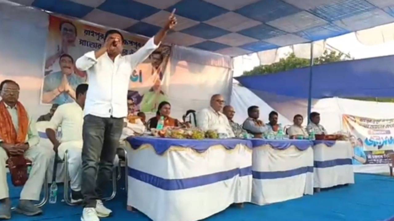 SIR in Bengal: বিধায়কের পাশে বসেই দেহ ভাসানোর হুঙ্কার! বিতর্কের মুখে তৃণমূল নেতা