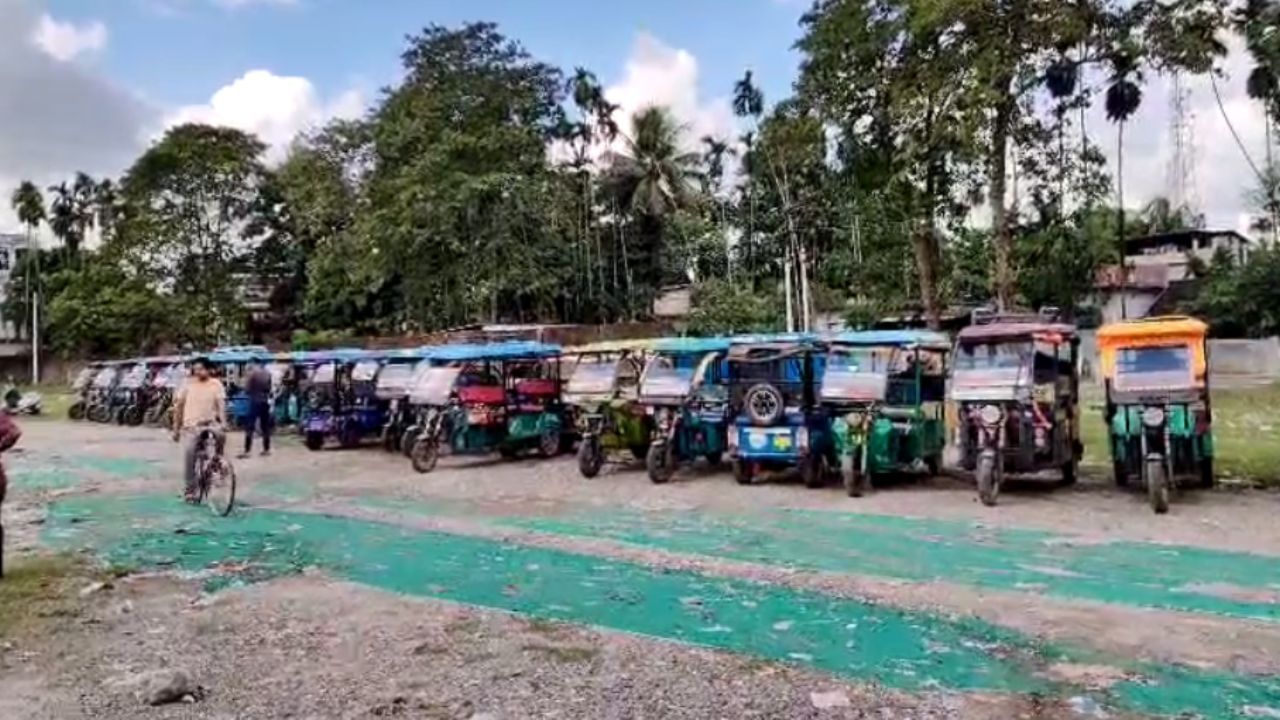 Toto registration: ১৭০০ টাকা দিয়ে রেজিস্ট্রেশনে নেই মত, ধর্মঘটের ডাক টোটো চালকদের