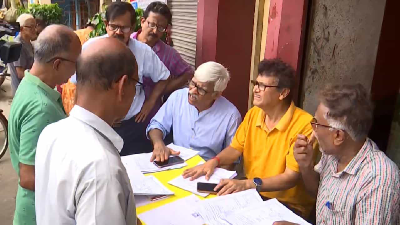 CPIM: ‘বাড়াবাড়ি করে মানুষকে বিপদে ফেলছে’, ভোটার অধিকার রক্ষা অভিযানে নামল সিপিএম CPIM: ‘বাড়াবাড়ি করে মানুষকে বিপদে ফেলছে’, ভোটার অধিকার রক্ষা অভিযানে নামল সিপিএম