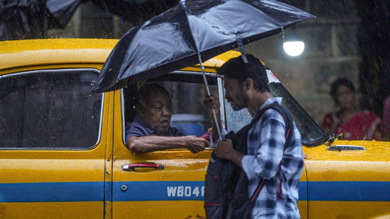Weather Update: ঘূর্ণিঝড় সেনিয়ার কি তৈরি হয়ে গেছে? বাংলার জন্য নতুন কী আপডেট?