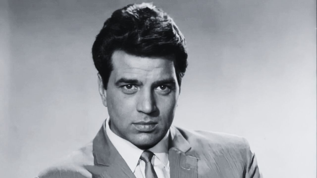 তবে সময়ের সঙ্গে সঙ্গে বলিউডে পাল্টায় বহু সমীকরণ। একটা সময়ের পর কাজের সংখ্যাও কমিয়ে দেন ধর্মেন্দ্র। খুব বাছাই করে কাজ করা শুরু করেন। বর্তমানে তাঁর পারিশ্রমিক বেড়ে দাঁড়ায় ৫ কোটি টাকা। 