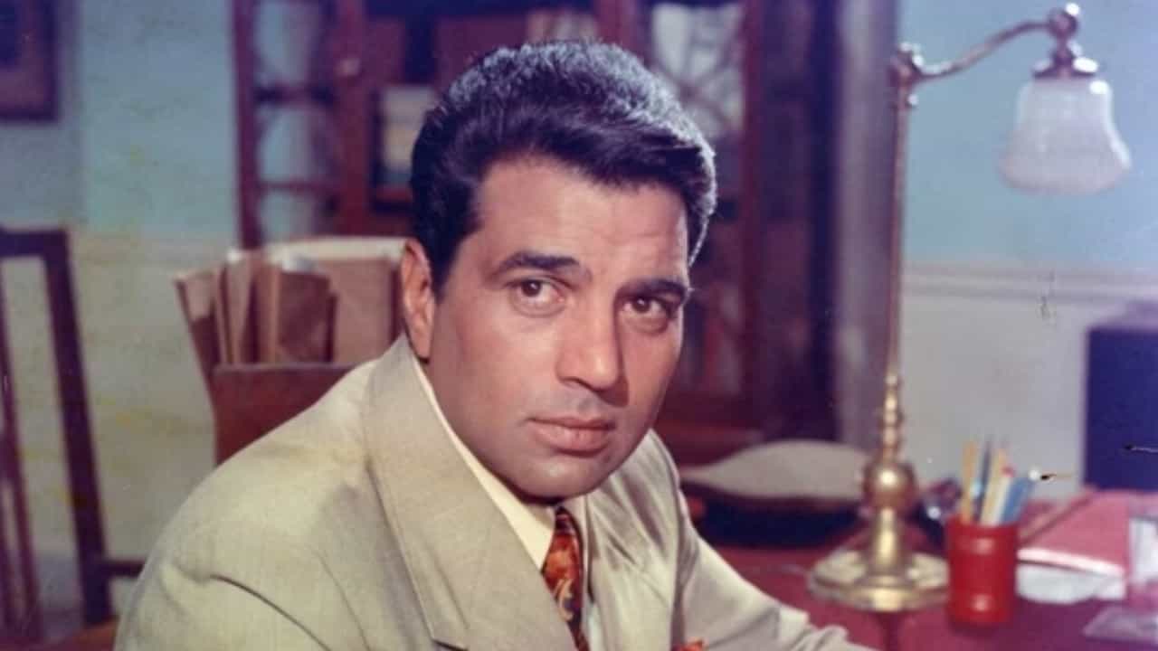 সাল ১৯৭৫, বলিউডে মুক্তি পেয়েছিল অন্যতম কাল্ট ছবি শোলে। যেখানে অমিতাভ বচ্চন ও ধর্মেন্দ্র-র জুটি সকলের মন কেড়েছিল। তবে জানেন, সেই সময় বলিউডের সবচেয়ে দামি অভিনেতা ছিলেন ধর্মেন্দ্র। এই ছবির জন্য পারিশ্রমিক বাবদ নিয়েছিলেন ১.৫ কোটি টাকা।
