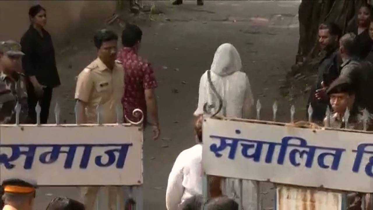 শ্মশানে পৌঁছলেন অমিতাভ-আমির, তবে কি গোপনেই দাহ করা হচ্ছে ধর্মেন্দ্রকে?