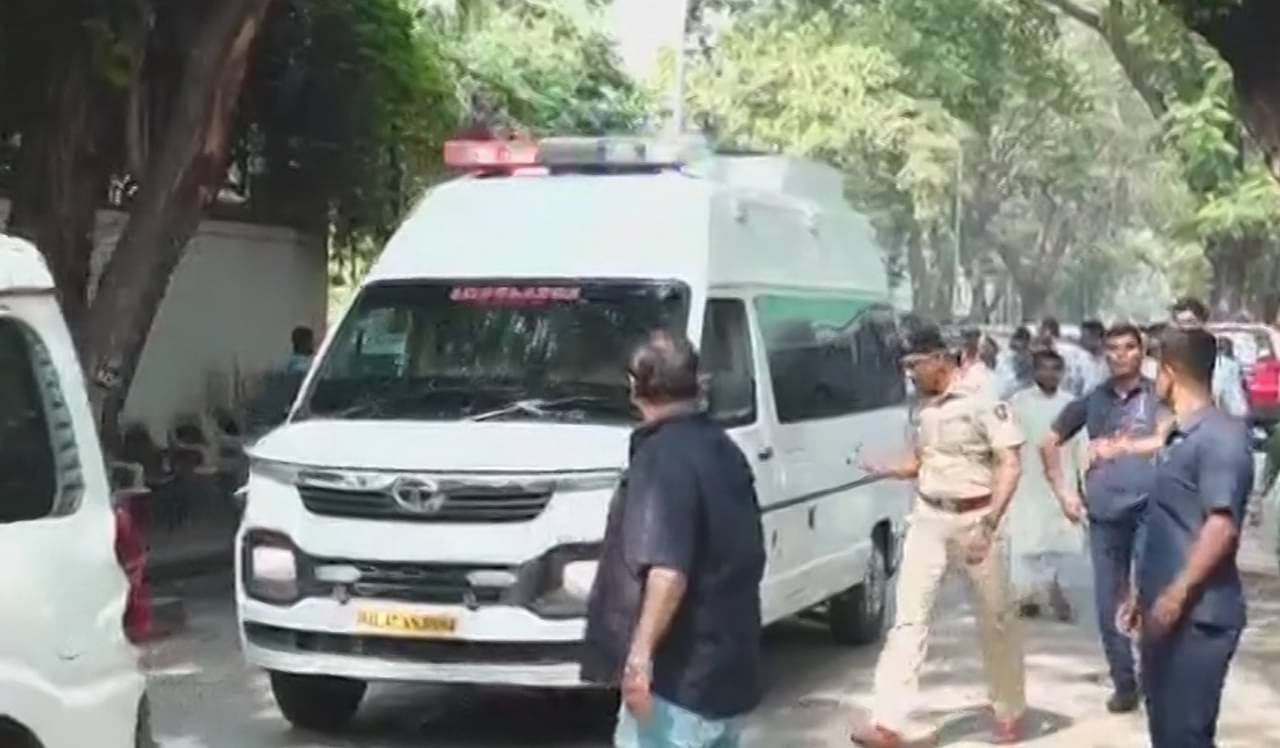 শ্মশানে পৌঁছলো অ্যাম্বুলেন্স, উপস্থিত ধর্মেন্দ্রর গোটা পরিবার, আবারও মৃত্যু ঘিরে জল্পনা