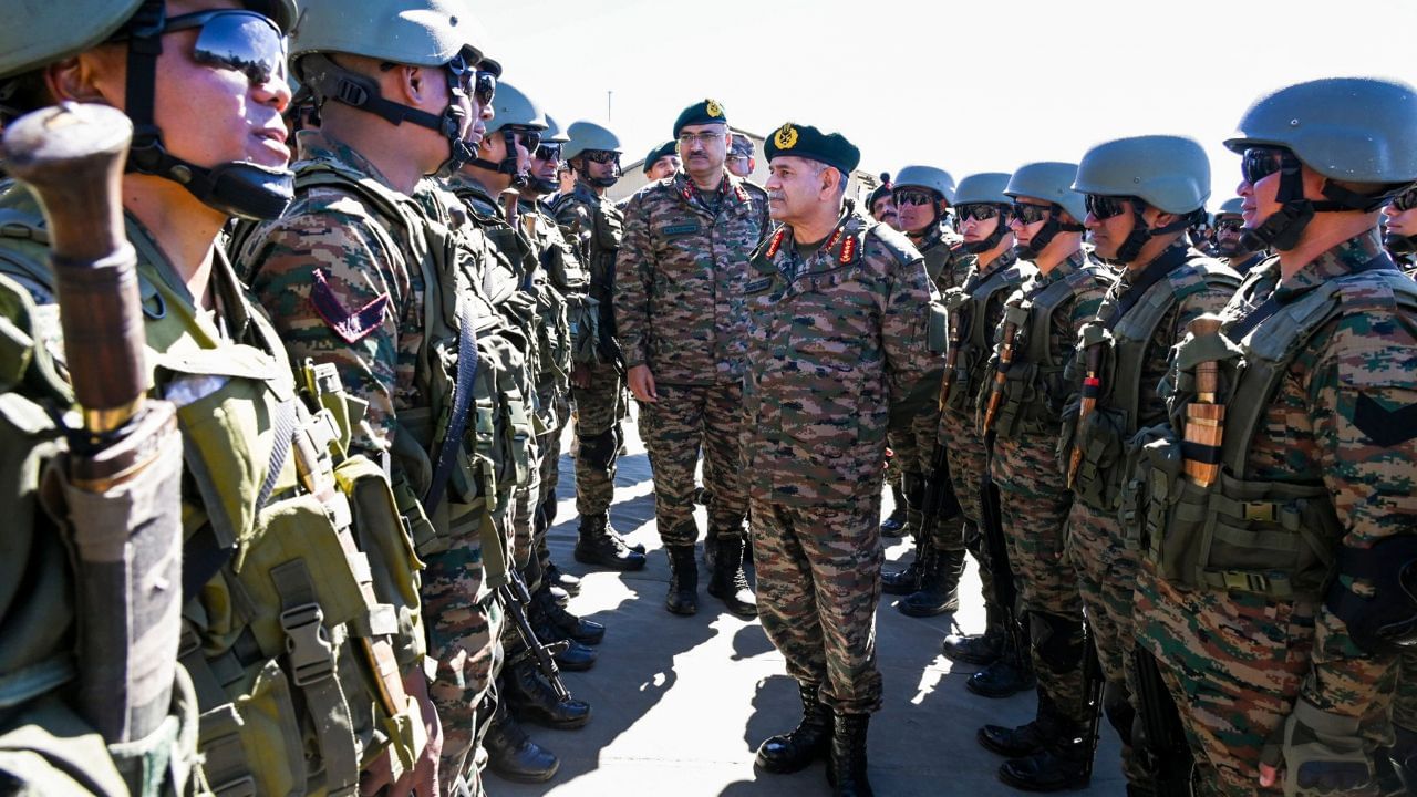 BSF-Police Meeting: নজরে চিকেনস নেক! সীমান্তে বাংলাদেশি ‘প্রকোপ’ বাড়তেই সমন্বয় বৈঠকে বসল নিরাপত্তা প্রধানরা