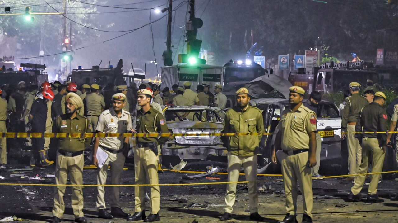 Delhi Blast: আটঘাট বেঁধে জায়গা নির্বাচন? সোমের বিস্ফোরণে লালকেল্লাই ছিল 'প্রাইম টার্গেট'?