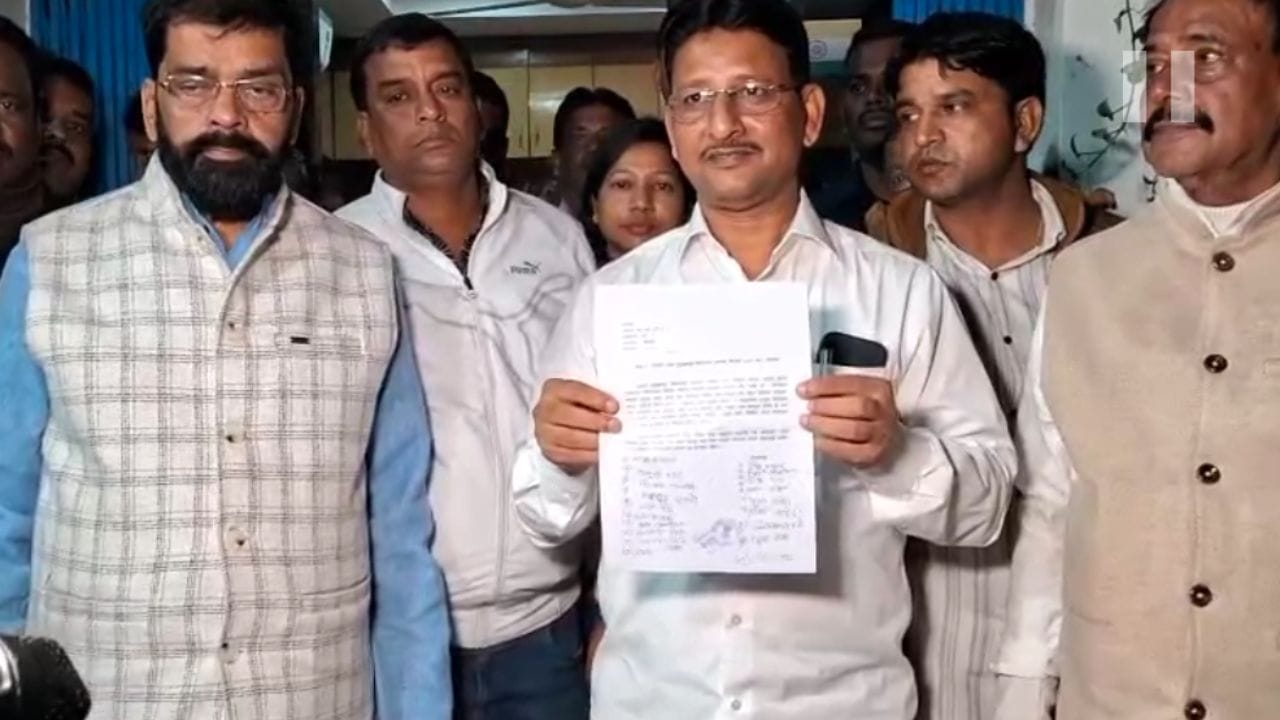 SIR in Bengal: ‘নিখোঁজ’ বিজেপি বিধায়ক, থানায় গিয়ে ‘মিসিং ডায়রি’ করলেন কাজল