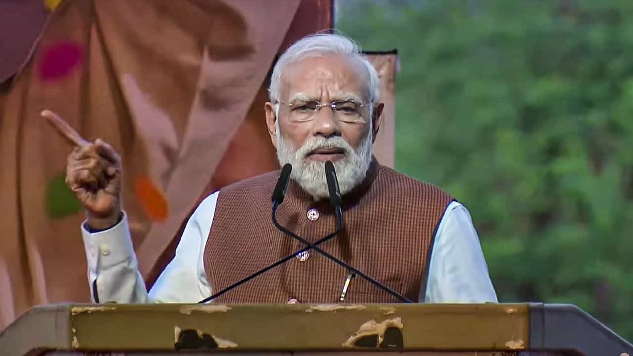 PM Modi in Surat: বিহারের মানুষ জাতপাত নয়, বিকাশে বিশ্বাসী: মোদী PM Modi in Surat: বিহারের মানুষ জাতপাত নয়, বিকাশে বিশ্বাসী: মোদী