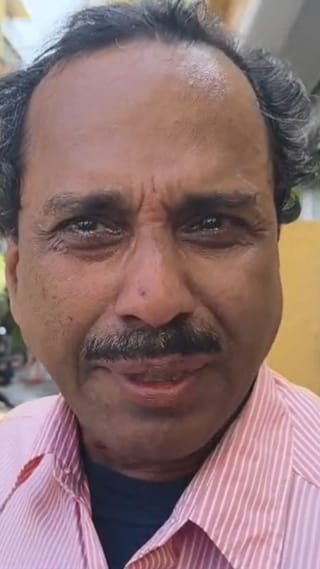 ফর্ম না পেয়ে এক জায়গা থেকে অন্য জায়গায় দৌড়, কেঁদে ভাসালেন প্রৌঢ়