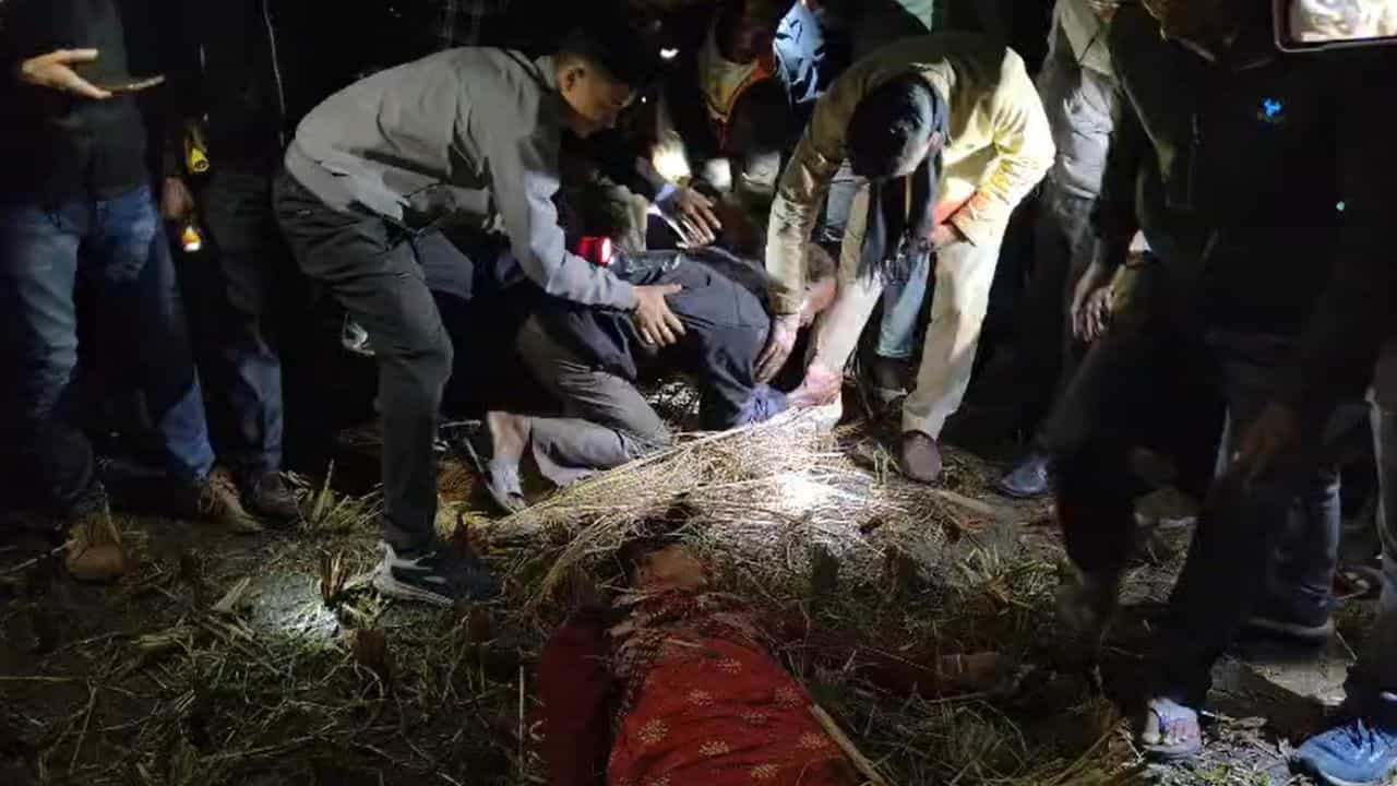 Jalpaiguri: দেখা যাচ্ছে শুধু একটা হাত, জমিতে ধান সরাতেই শিউরে উঠলেন চাষিরা Jalpaiguri: দেখা যাচ্ছে শুধু একটা হাত, জমিতে ধান সরাতেই শিউরে উঠলেন চাষিরা