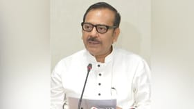 অরূপের ক্রীড়া দফতর কে দেখবেন?