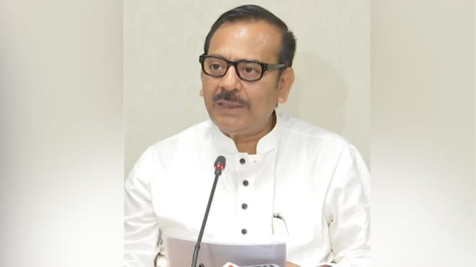 অরূপের ক্রীড়া দফতর কে দেখবেন?