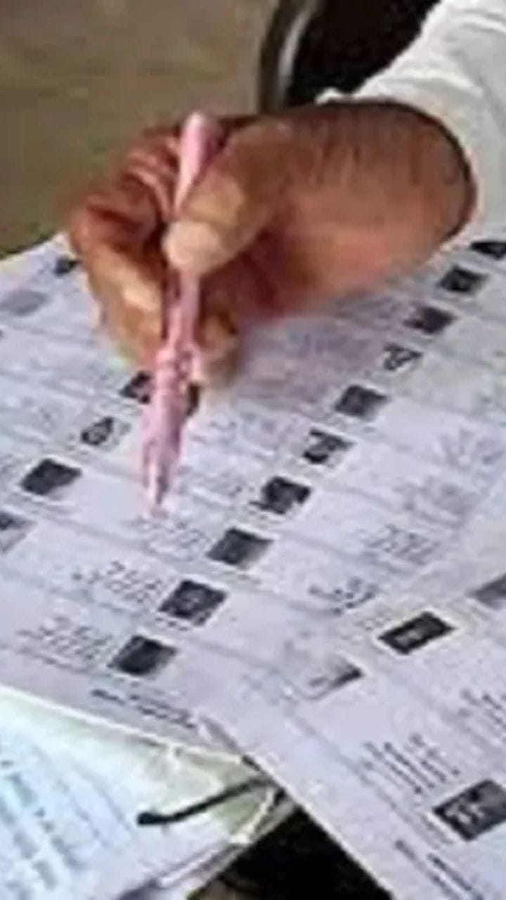 BLO-দের সপ্তাহে ৩ দিন ও ছুটির দিন ৪ ঘণ্টা বুথে বসতে হবে