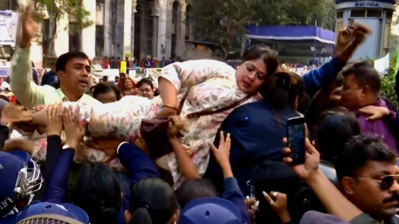 BLO Protest: ‘এত চাপ নিতে পারছি না’, সিইও দফতরের সমানে পুলিশের সঙ্গে তুমুল ধস্তাধস্তি বিএলও-দের