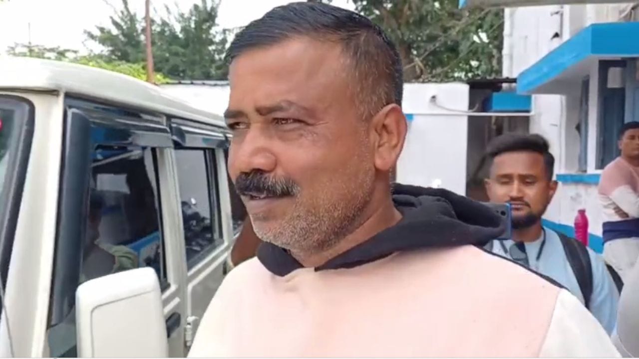 Cow Smuggling: গরুপাচার মামলায় বনগাঁ থেকে গ্রেফতার বিজেপি নেতা Cow Smuggling: গরুপাচার মামলায় বনগাঁ থেকে গ্রেফতার বিজেপি নেতা