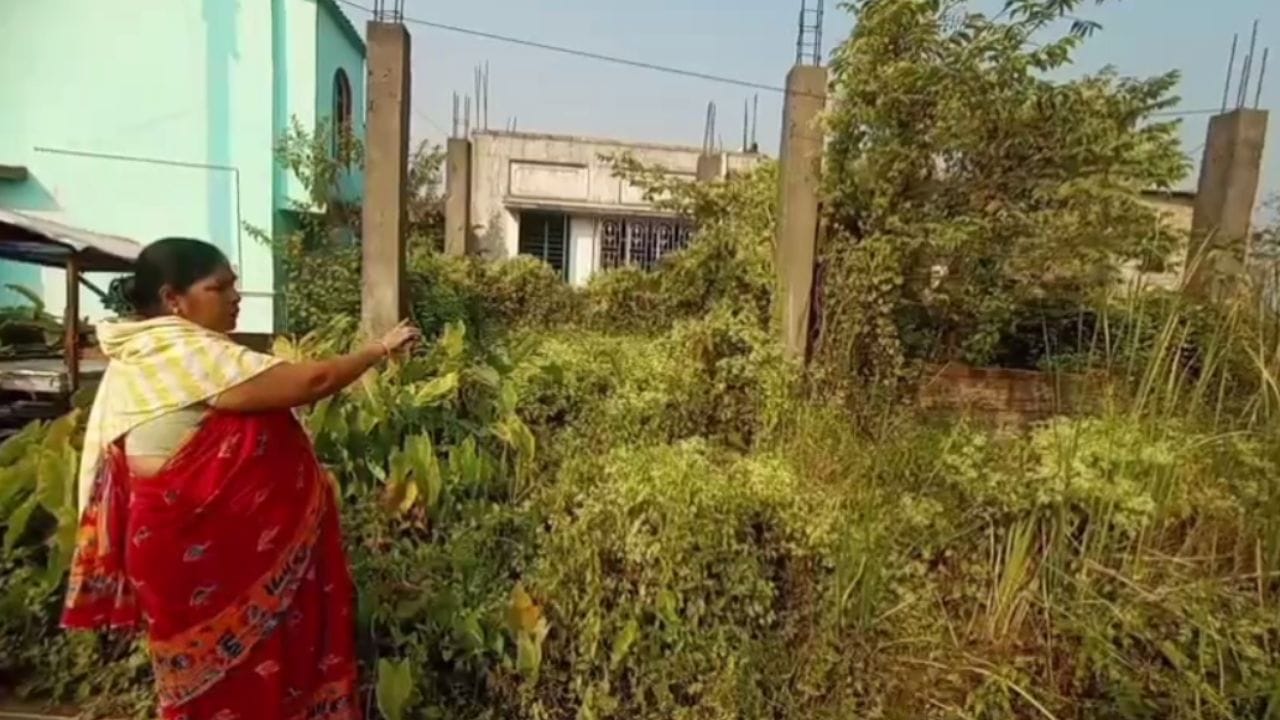 Bangla Awas yojana: আবাসের টাকা হাতিয়ে চম্পট ঠিকাদার, পুরসভা চাইছে বাড়ি, ফাঁপরে উপভোক্তা